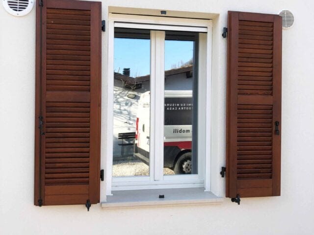 Finestra in legno bianca