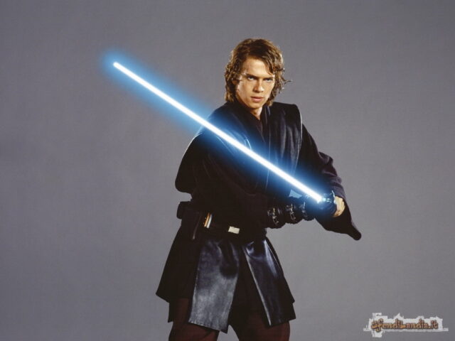 Esplora una selezione di sfondi gratuiti di Star Wars, ottimi per personalizzare il tuo desktop con le icone della saga galattica