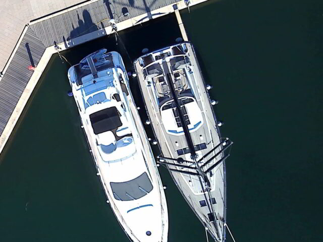 Servizio yacht sitting in Costa Smeralda: vista aerea drone